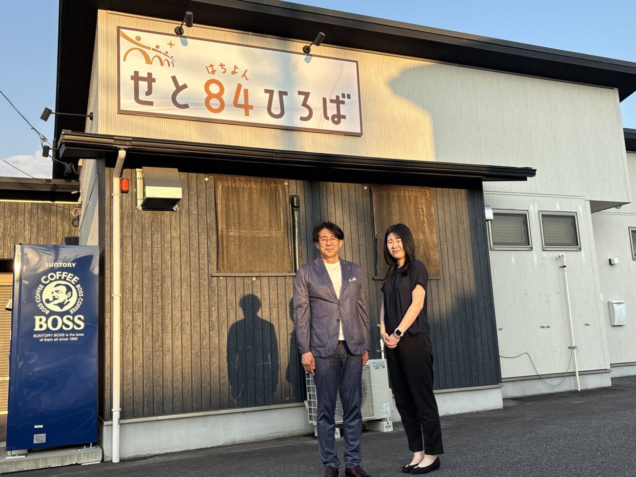 せと84ひろばの前に立つ大橋運輸の鍋嶋洋行さんと管理栄養士の林さん