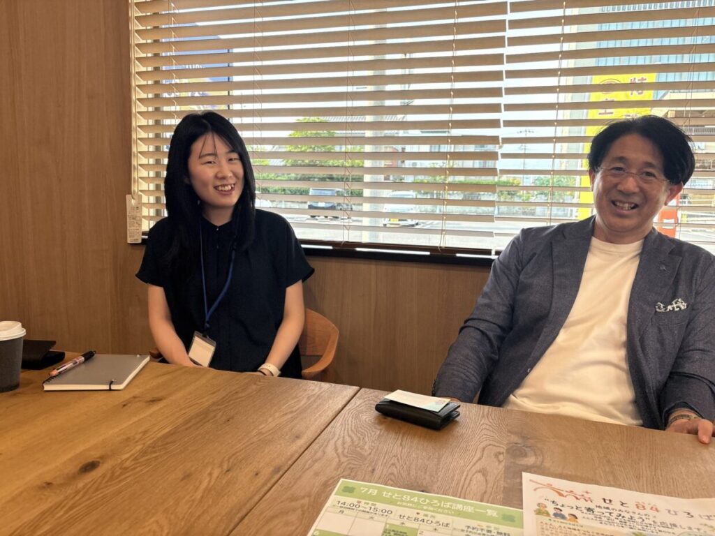 笑顔で取材に応じる林さんと鍋嶋さん